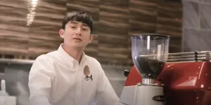 10 Potret Kenny Austin saat Main Drakor LOVE DISTANCE 2, Jadi Barista