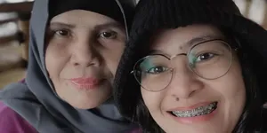 Mita The Virgin Menangis Saat Dapat Foto Umrah Bareng Mama