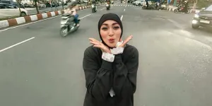 7  Potret Angelina Sondakh Ngabuburit di Bengkulu, Beli Gorengan