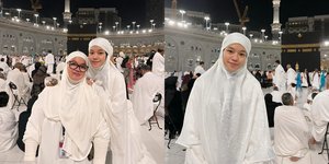 7 Momen Ummi Quary Umrah Bareng Sang Ibu, Panen Pujian Cantik Kalem Masya Allah