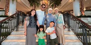 7 Potret Air Rumi Anak Irish Bella yang Lengket Banget ke Kakak Sambung