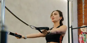 7 Potret Aksi Luna Maya Jalani Olahraga Pilates, Lakukan Berbagai Gerakan Sulit