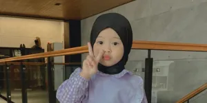 7 Potret Ameena Anak Aurel Hermansyah Mau Mengaji, Gemas Pakai Kerudung