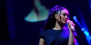 7 Potret Amora Lemos Tampil di Panggung secara Live, Warisi Aura Bintang Kris Dayanti
