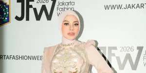 7 Potret Aurel Hermansyah Gandeng Ameena di Panggung JFW 2026, Tampil Kompak & Elegan