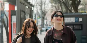 7 Potret Ayu Ting Ting Photoshoot Bareng Hesti dan Anak di Korea, Hasilnya Memukau