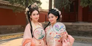 7 Potret Ayu Ting Ting Tampil Bak Permaisuri China, Kepalanya Sempat Ditarik oleh Fotografer