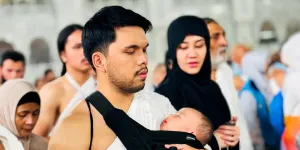 7 Potret Baby Arash Anak Aaliyah Massaid dan Thariq Anteng Digendong Selama Umrah, Gemas!