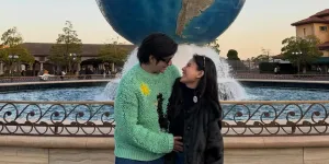 7 Potret Babymoon Shenina Cinnamon ke Jepang, Naik Kursi Roda di Disneyland