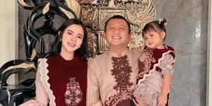 7 Potret Bella Bonita Bagikan Daging Kurban di Ngawi, Turun Langsung ke Jalan