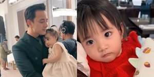 7 Potret Brie Anak Billy Davidson yang Lucu, Anteng di Pangkuan dan Gendongan sang Ayah