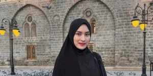 7 Potret Cantik Angbeen Rishi dengan Hijab Panjang saat Umroh, Justru Makin Bersinar dan Penuh Pesona