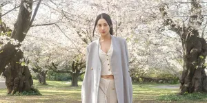 7 Potret Cantik Anya Geraldine di Bawah Sakura Jepang, Kalem dan Stunning