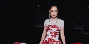 7 Potret Cantik BCL Pakai Dress Motif Bunga Putih Merah, Tampil Anggun dan Menawan