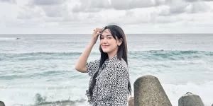 7 Potret Cantik Happy Asmara Liburan di Pantai, Pamer Foto dengan Outfit Simple Tapi Bikin Kepincut