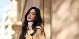 7 Potret Cantik Liu Shishi di Paris Fashion Week 2025, Pamerkan Foto Bareng V BTS