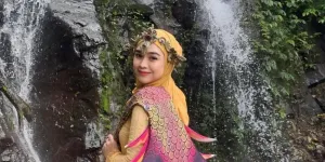 7 Potret Cantik Ria Ricis Jadi Mermaid di Air Terjun