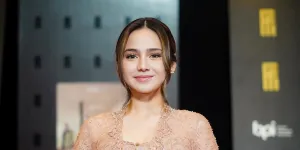 7 Potret Cantik Syifa Hadju Pakai Batik, Pancarkan Aura Gadis Jawa yang Anggun