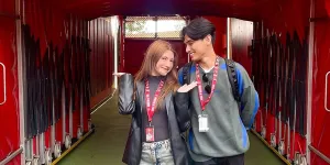 7 Potret Cassandra Lee dan Ryuken Lie Kunjungi Stadion Old Trafford, Tampil Memukau