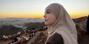 7 Potret Celine Evangelista Berkuda Pakai Abaya, Tampil Anggun dan Memukau