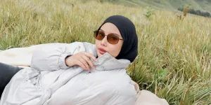7 Potret Dara Arafah Nikmati Piknik Dingin di Savana Bromo, Pamer Pesona Natural nan Tenang