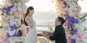 7 Potret Debby Shinta Resmi Dilamar Sang Kekasih Setelah 4 Tahun Pacaran, Romantis Penuh Bunga