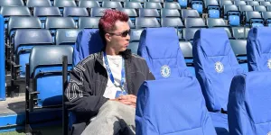 7 Potret Dokter Tirta Kunjungi Base Chelsea FC di Stamford Bridge, Tampil dengan Gaya Rambut Baru