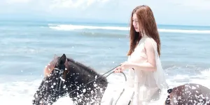 7 Potret Felicya Angelista Foto dengan Kuda di Pantai, Bak Tuan Putri Negeri Dongeng