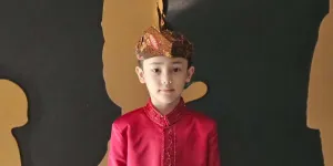 7 Potret Ganteng Saka Anak Bungsu Andhika Pratama dan Ussy Sulistiawaty Pakai Baju Adat