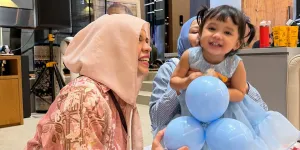 7 Potret Geni Faruk di Ultah Azura, Gadda Sayang Cucu