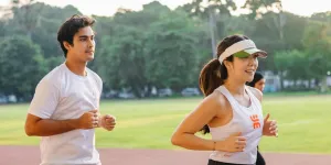 7 Potret Gisella Anastasia Lari Bareng Cinta Brian, Pakai Outfit Senada - Sepatu Couple