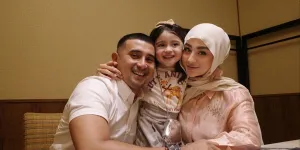 7 Potret Guzel Anak Margin Wieheerm Belajar Sholat, Berdoa Minta Mainan - Liburan ke Jepang"