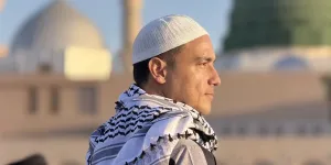 7 Potret Hamish Daud Umrah untuk Rayakan Ultah, Khusyuk saat Cium Ka'bah