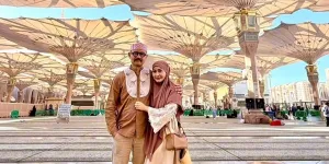 7 Potret Iis Dahlia Umrah Jelang Ramadan, Tampil Harmonis Bersama Suami