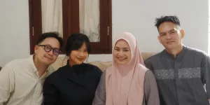 7 Potret Ikke Nurjanah Bareng sang Anak Adira Kania yang Justru bak Kakak Adik