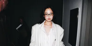 7 Potret Jennie BLACKPINK di Paris Fashion Week, Tampil Pakai Setelan Jaring-Jaring