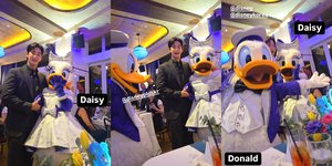 7 Potret Kim Soo Hyun Hadiri Event Disney di Singapura, Gantengnya Nggak Ada Obat - Kocak Bikin Donald Duck Cemburu