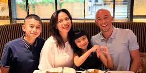 7 Potret Kinaryosih Ulang Tahun, Dirayakan dengan Makan Malam Mewah bersama Keluarga