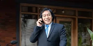 7 Potret Komeng ke Padang Bantu Korban Banjir, Hibur Warga di Pengungsian