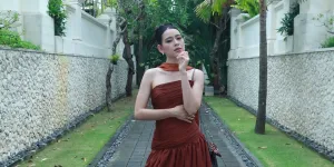 7 Potret Laura Theux Dapat Surprise Ultah di Lokasi Syuting, Dibikin Badmood - Kru Ngamuk