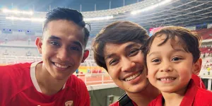 7 Potret Levian Anak Rizky Billar Nonton Timnas Sepak Bola, Digendong Beckham Putra
