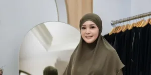 7 Potret Maia Estianty Pakai Berbagai Jenis Gamis Persiapan Umrah, Auranya Bikin Adem