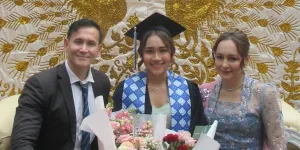 7 Potret Marcelino Lefrandt dan Dewi Rezer Kompak di Acara Kelulusan sang Putri, Penuh Kehangatan