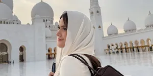 7 Potret Marsha Aruan Pakai Kerudung saat Kunjungi Masjid Sheikh Zayed
