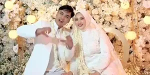 7 Potret Menantu Denada di Hari Pernikahan dengan Ressa Rosano, Bagikan Momen Video Call