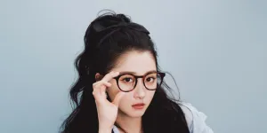 7 Potret Menawan Guan Xiaotong di Photoshoot Terbaru, Bergaya ala Girl Next Door