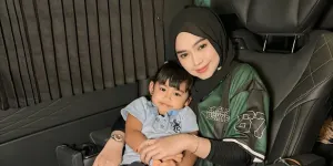 7 Potret Moana Putri Ria Ricis dengan Berbagai Outfit, Modis Sejak Dini