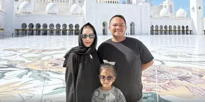 7 Potret Momo Geisha Kunjungi Masjid Sheikh Zayed Abu Dhabi, Pakai Abaya dan Kerudung