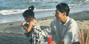 7 Potret Na Daehoon Berlibur di Pantai Bareng Trio Na, Captionnya Bikin Hati Meleleh