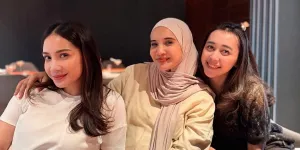 7 Potret Nagita Slavina Dorong Zaskia Sungkar di Kursi Roda, Effort - Lari-larian Pakai Heels